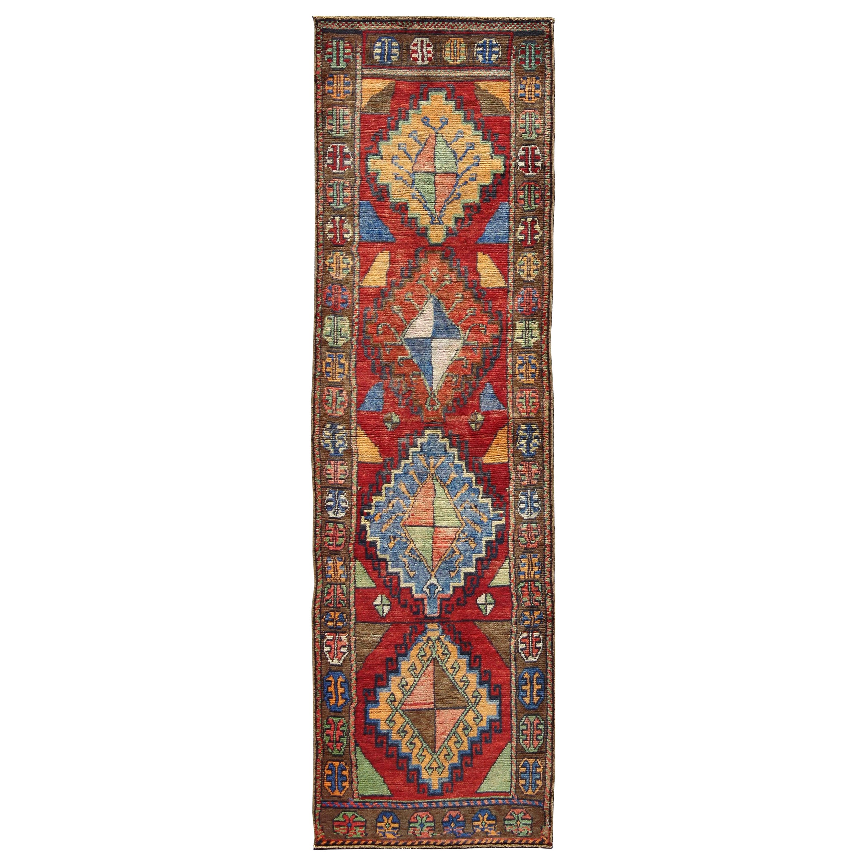 Oushak turc ancien coloré avec motif tribal géométrique en rouge brillant en vente