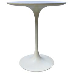Mid-Century Modern White Eero Saarinen Knoll Tulip Table, circa 1950