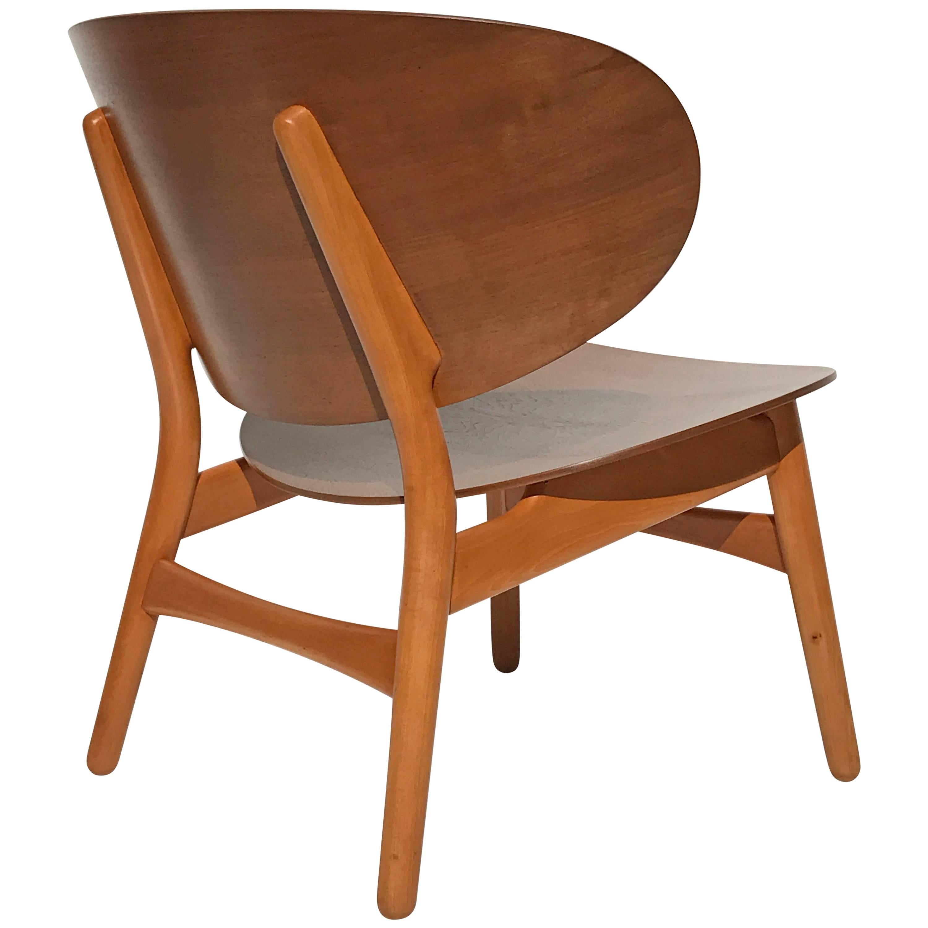 Shell-Stuhl von Hans Wegner aus Nussbaum und Buche im Angebot