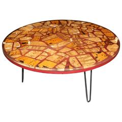 Table en résine époxy avec de jolis morceaux de liège sur des pieds en épingle à cheveux