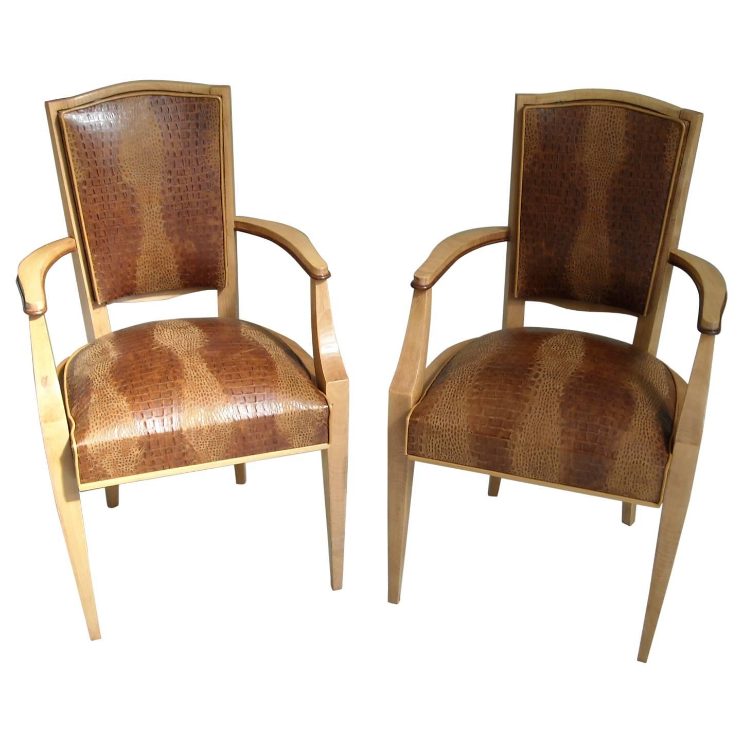 Paire de chaises d'appoint 1940 Cette paire de chaises en bouleau avec cuir véritable imprimé crocodile en vente