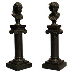 Paire de bustes romains décoratifs anciens en bronze sur colonnes