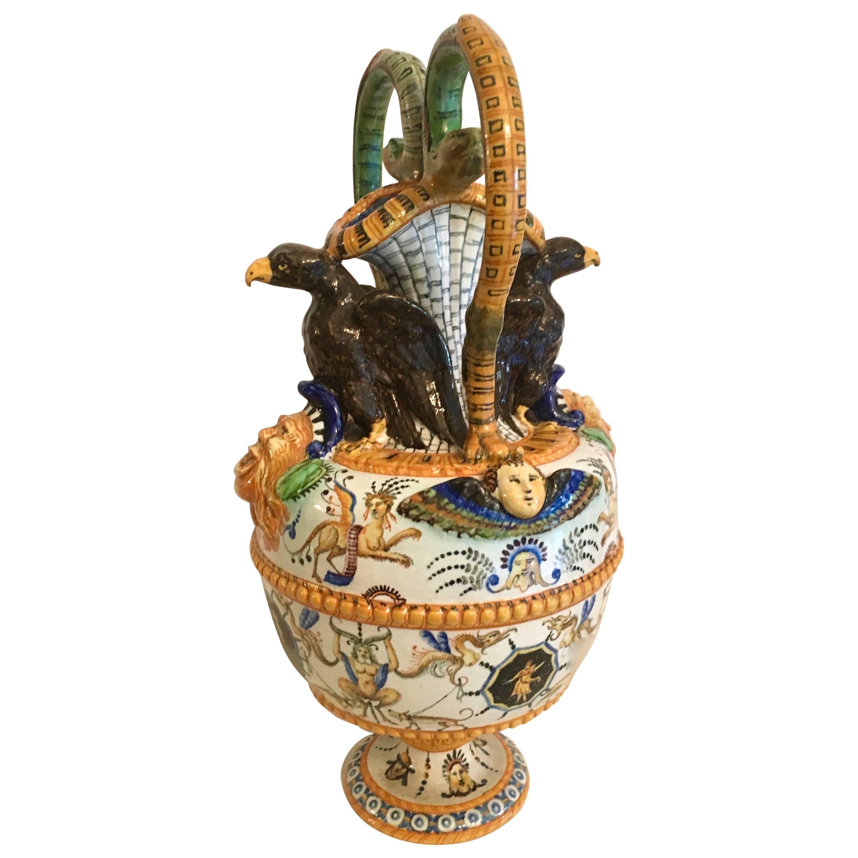 Exceptionnel vase-urne en majolique avec poignées serpentines et figures mythologiques