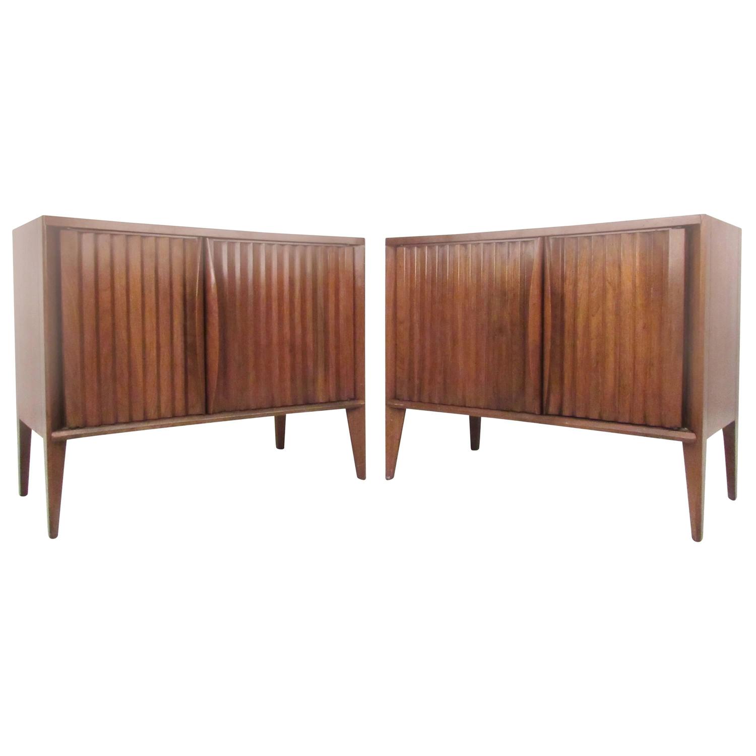 Pair of MidCentury Modern American Walnut Nightstands For Sale at 1stdibs