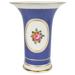 Vaso grande di Nymphenburg Porcelain con fondo blu polvere a forma di tromba, ea.