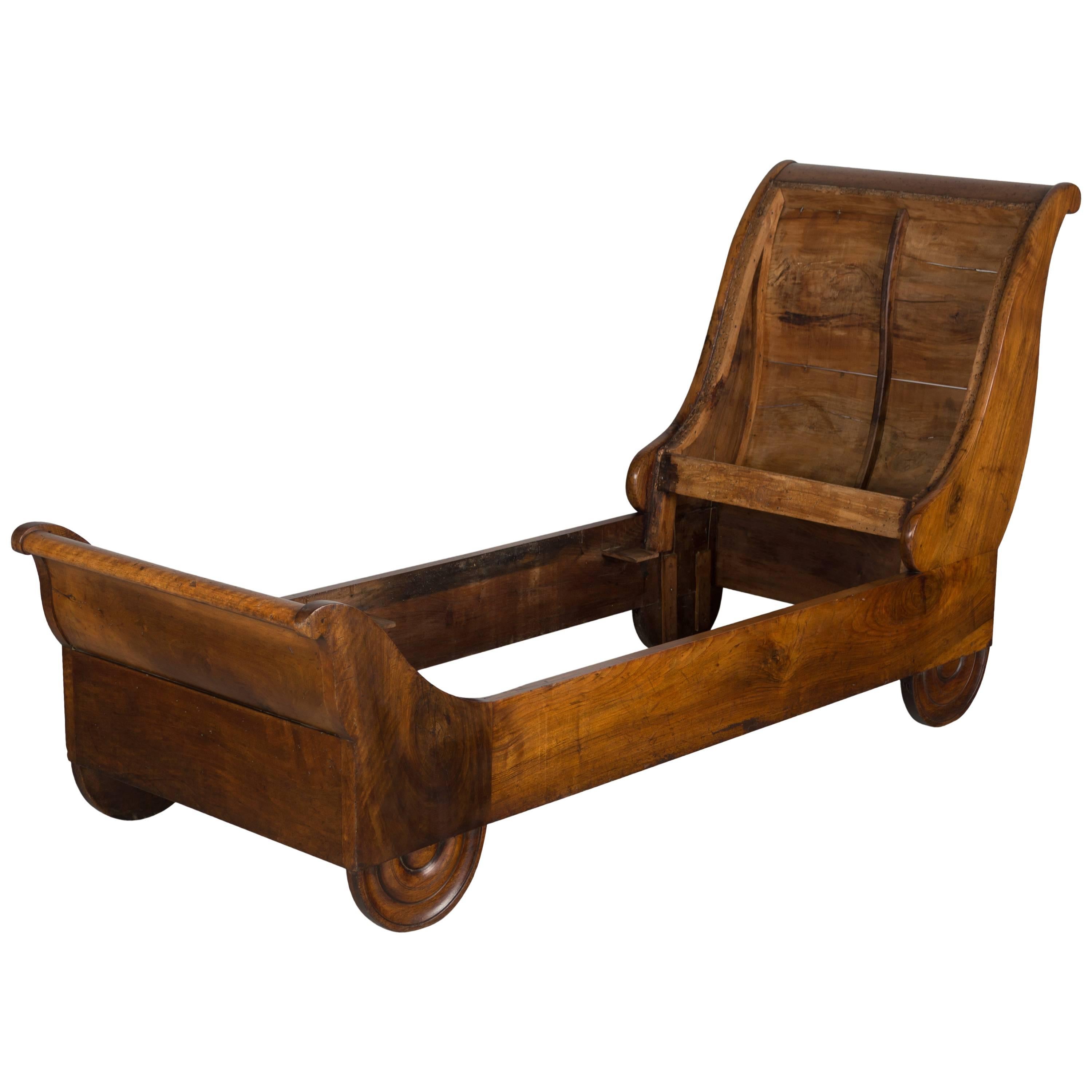 A fine early 19th century French Louis Philippe récamier, or daybed. Made of solid walnut with beautiful choice of wood, having large knots and nice grain with waxed finish. This sturdy well-constructed frame retains the original horsehair seat and