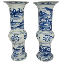 Paar große blau-weiße chinesische Trompetenvasen in Blau und Weiß