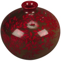 Rubinfarbene gedrechselte Vase mit Squat von Bernard Moore
