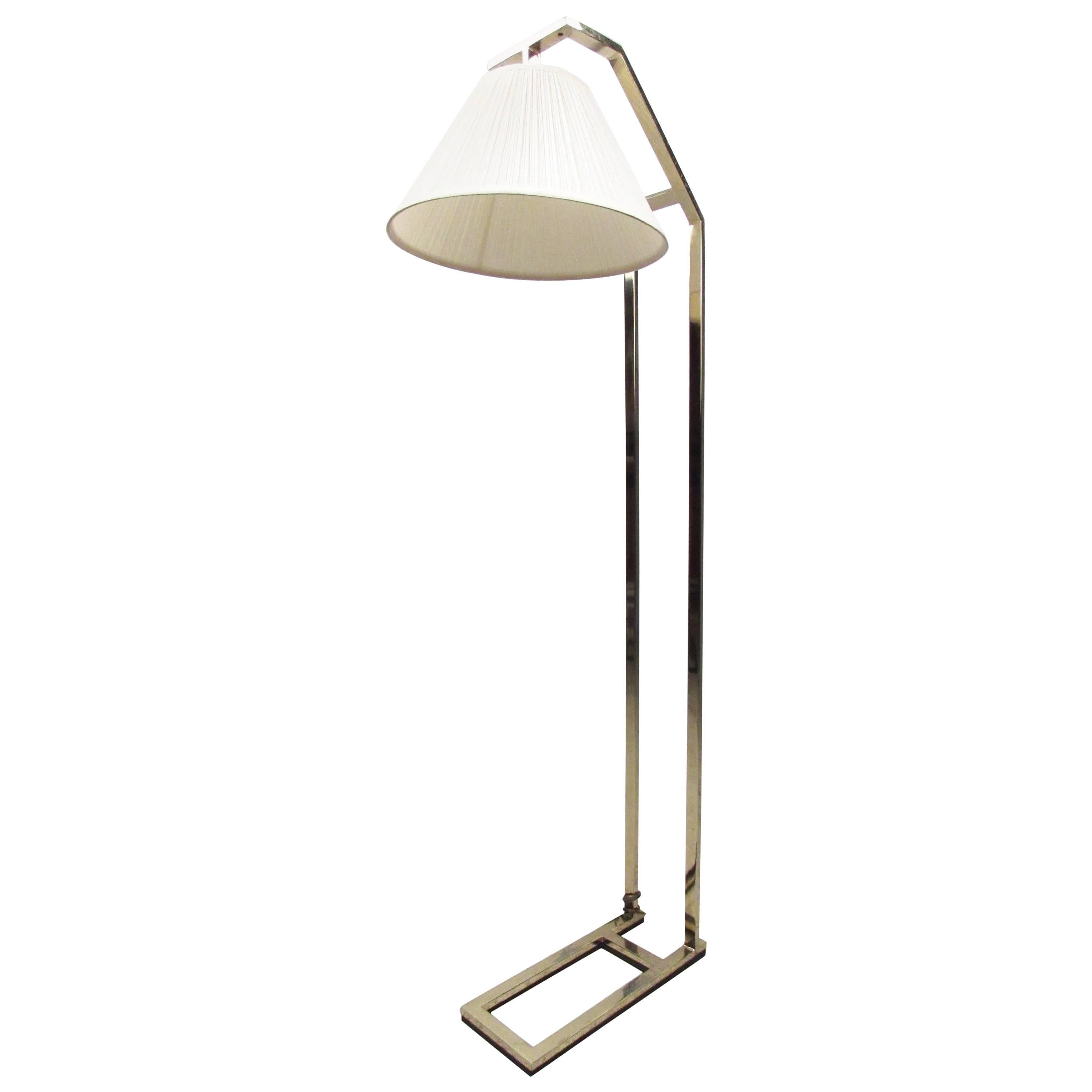 Elégant lampadaire cantilever contemporain en laiton en vente