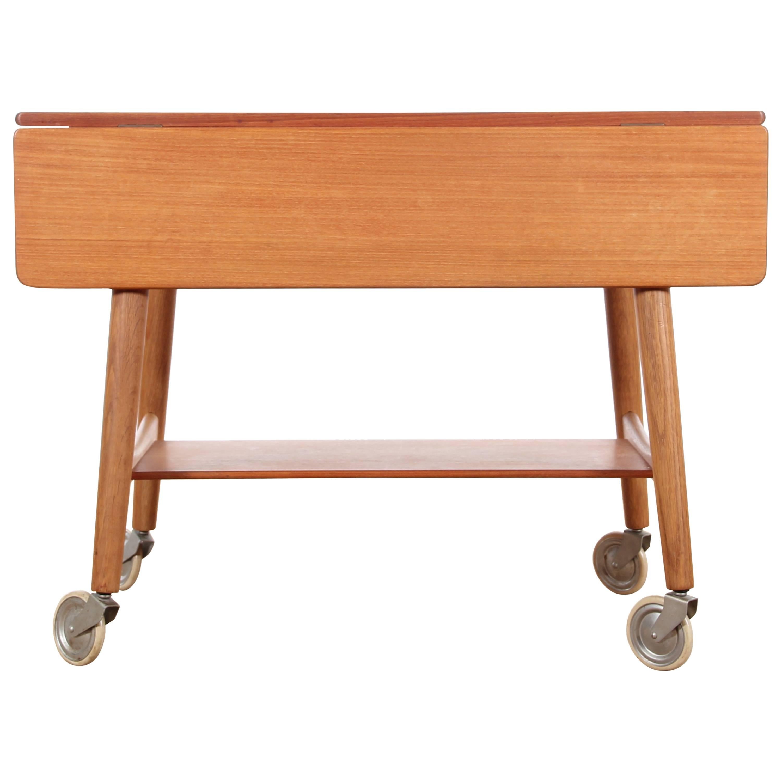 Dänischer Mid-Century Modern-Beistelltisch von Hans Wegner im Angebot