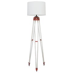 Große dreibeinige Stehlampe, Industrie- Surveyor