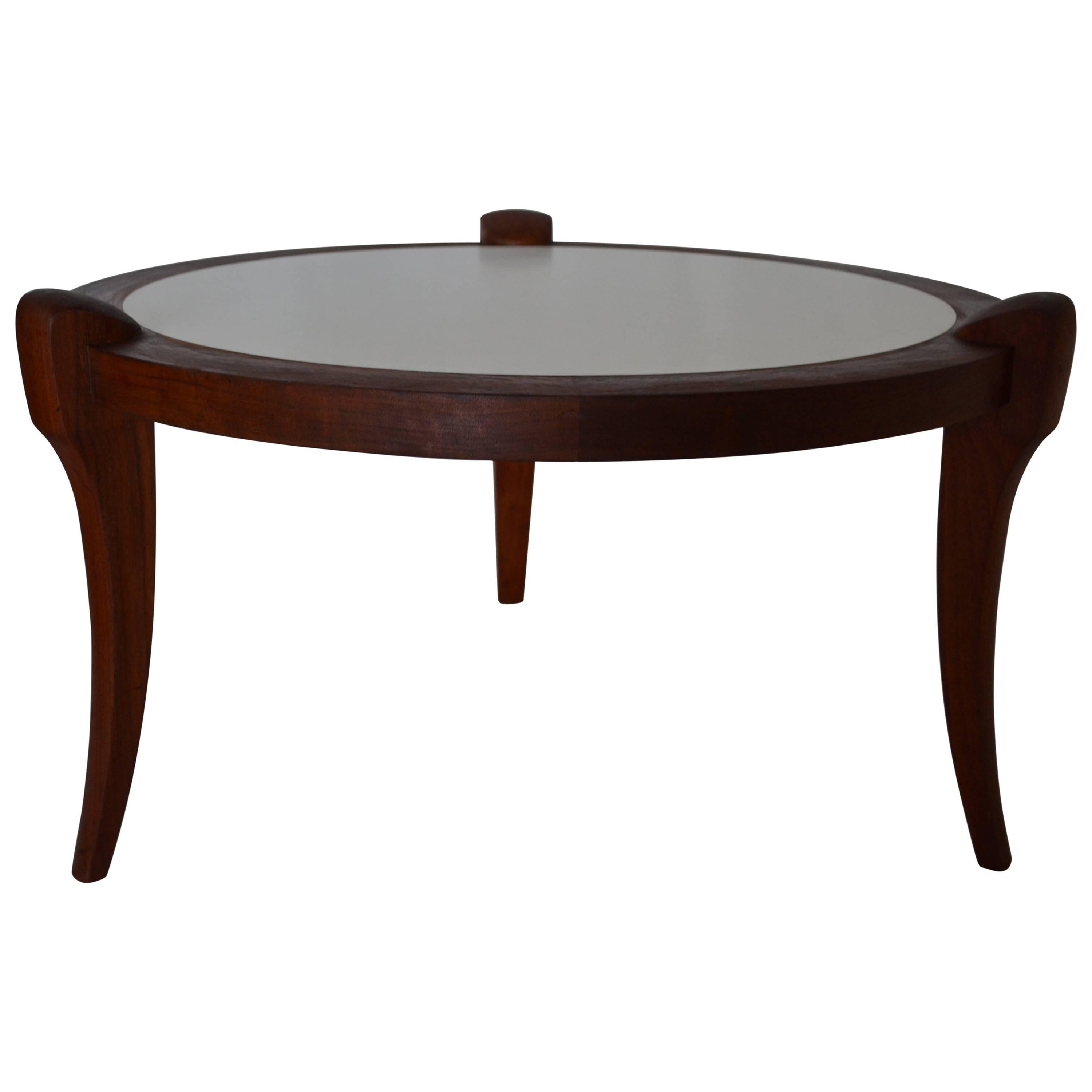 Table de cocktail moderne danoise en teck, années 1960.

Table basse en teck du milieu du siècle. Une interprétation moderne d'un pied de sabre néoclassique à base de trépied. Trois pieds en bois sculpté sont montés sur un centre recouvert de