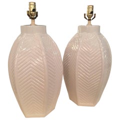 Coppia di lampade da tavolo vintage oversize in ceramica bianca Chevron, Hollywood Regency
