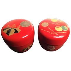 Paire de chaises boîtes à thé japonaises en laque rouge incrustée d'or