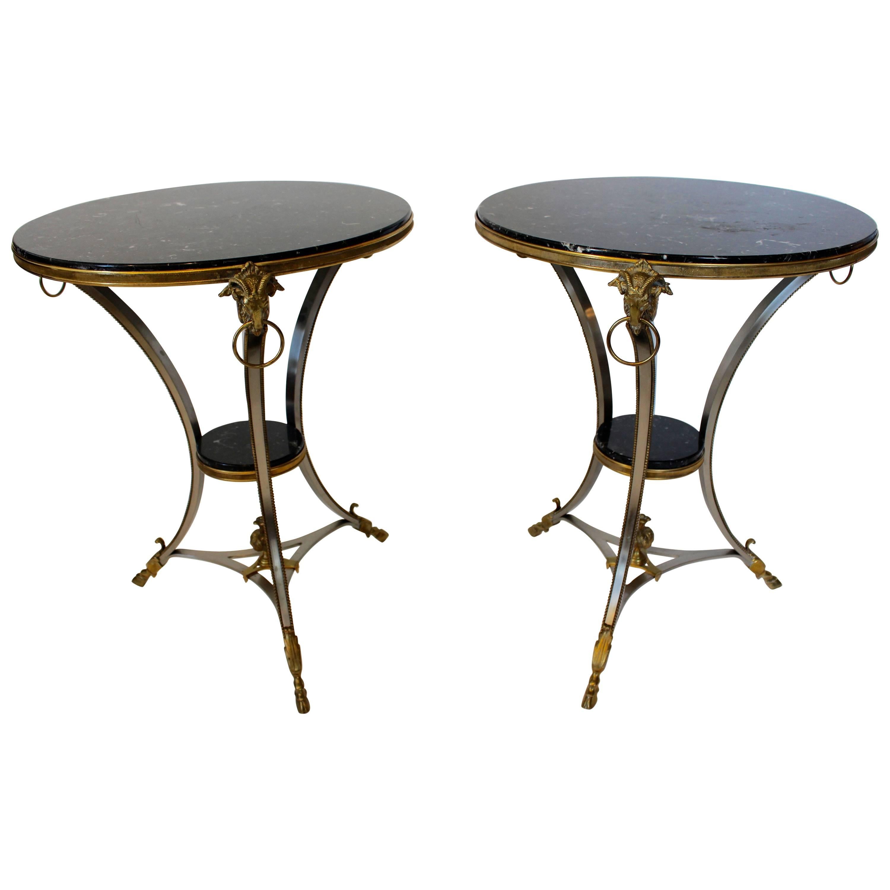 Paire de tables Guridon en bronze doré et métal avec plateau en marbre noir et masques de béliers en vente