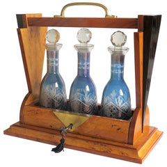 Art Deco Tantalus con tre decanter incisi in vetro tagliato blu con serratura, francese