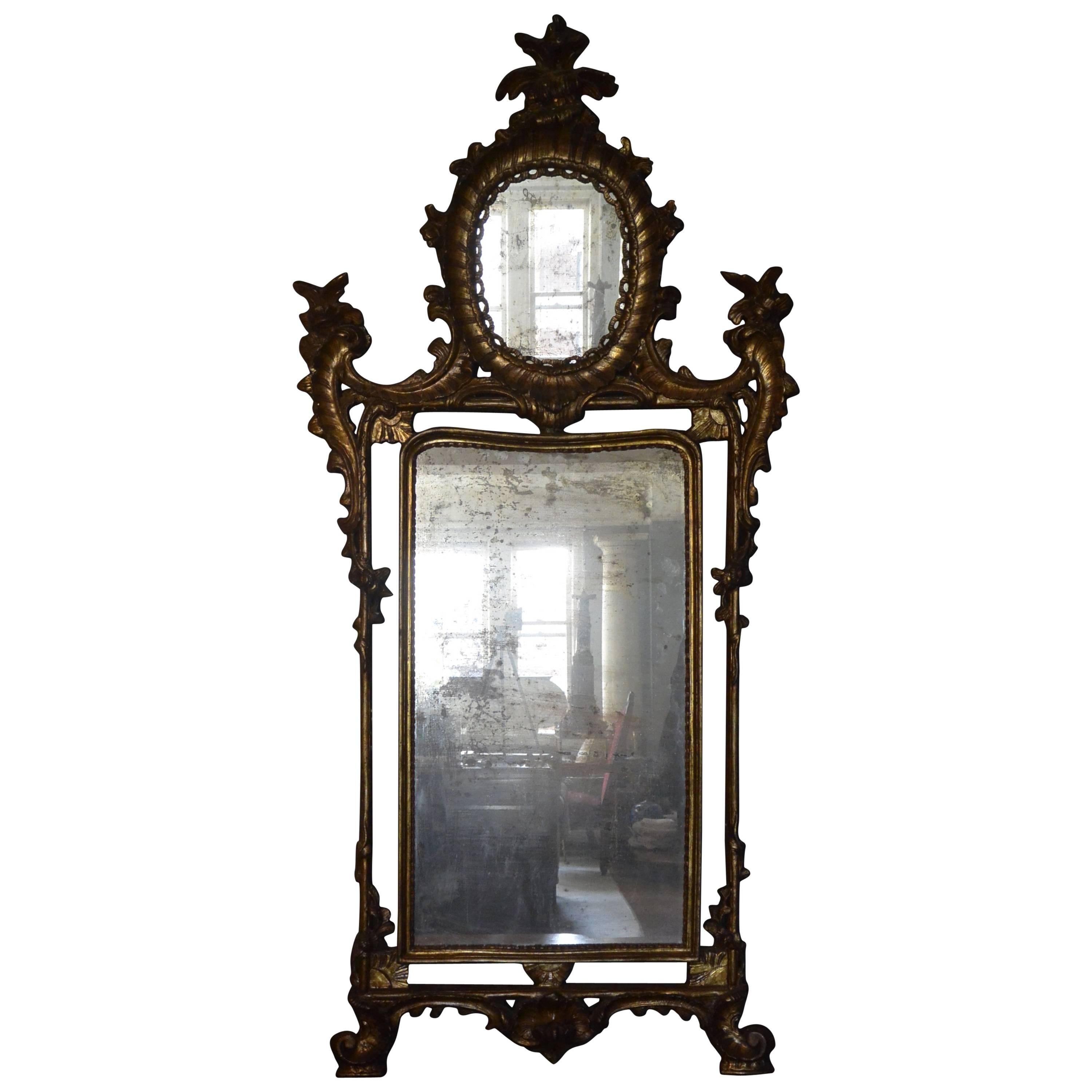 Grand miroir italien sculpté et doré de style Louis XV en vente
