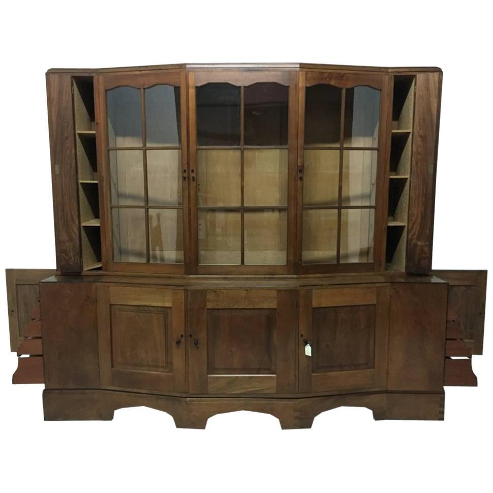 Ein bedeutendes Breakfront-Bücherregal/Cabinet, entworfen von E Barnsley, ausgestellt 1982. im Angebot
