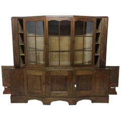 Ein bedeutendes Bücherregal/Bücherregal/Schrank entworfen von E Barnsley, ausgestellt 1982.