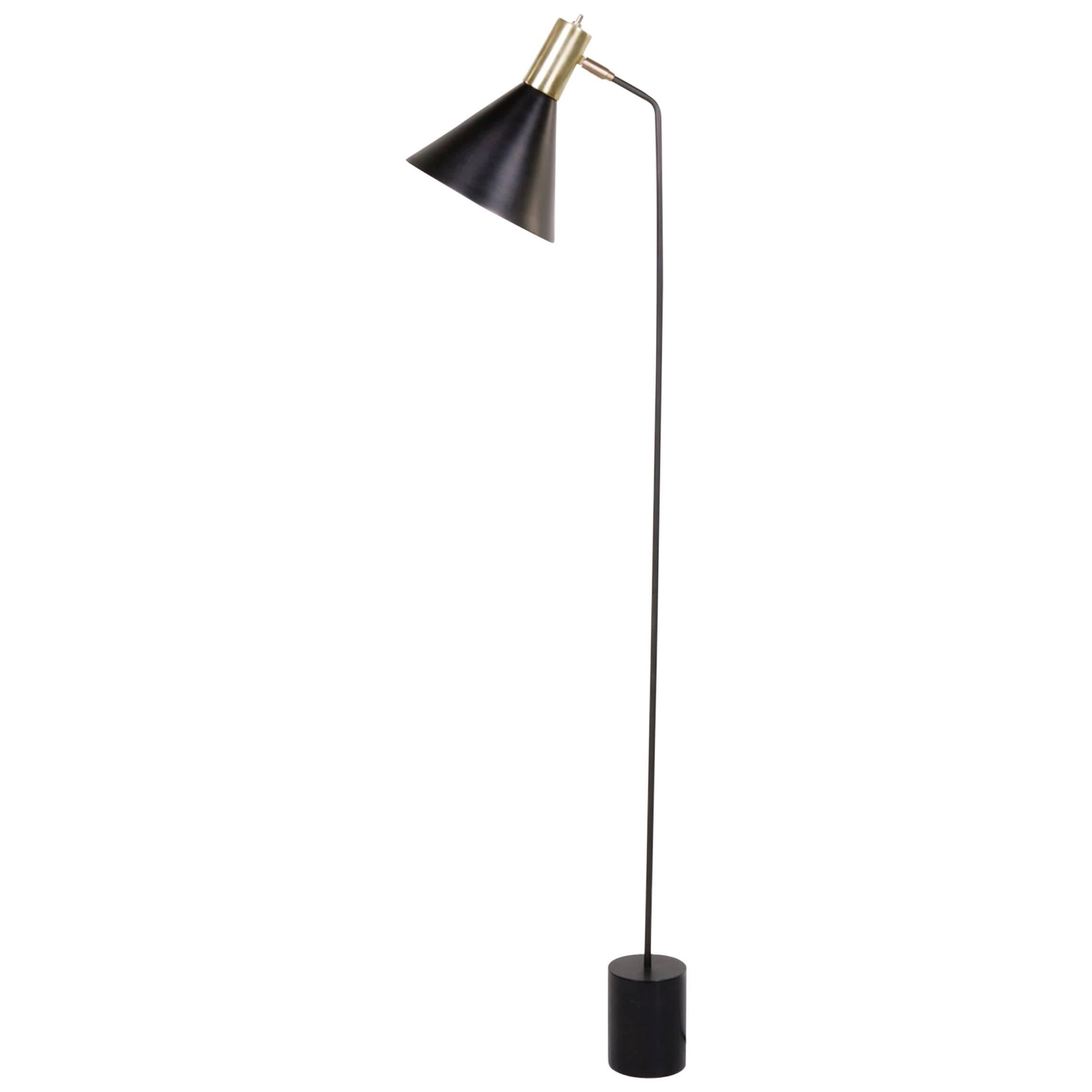Lampe de lecture torche en acier foncé avec abat-jour en laiton et base cylindrique en vente