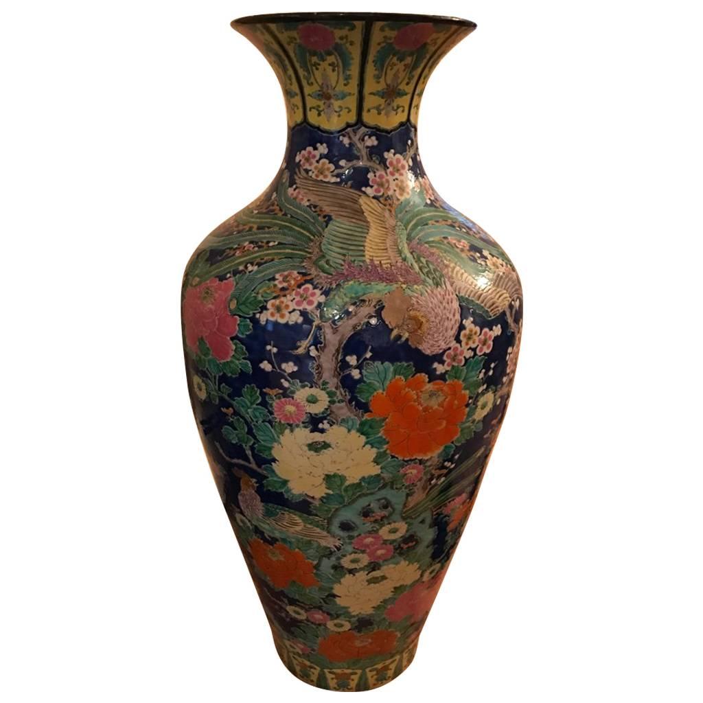 Vase en porcelaine de taille palais avec motif floral en vente