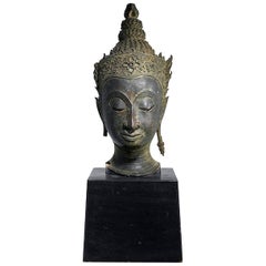 Antiker Bronze-Buddha-Kopf auf Ständer aus Thailand