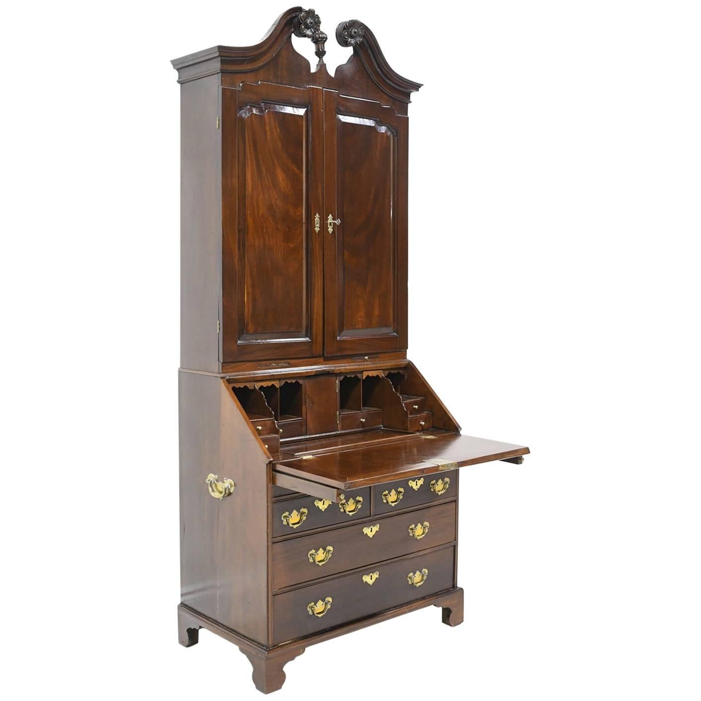 Antigua secretaria inglesa de frente inclinado Jorge III con librería de caoba cubana