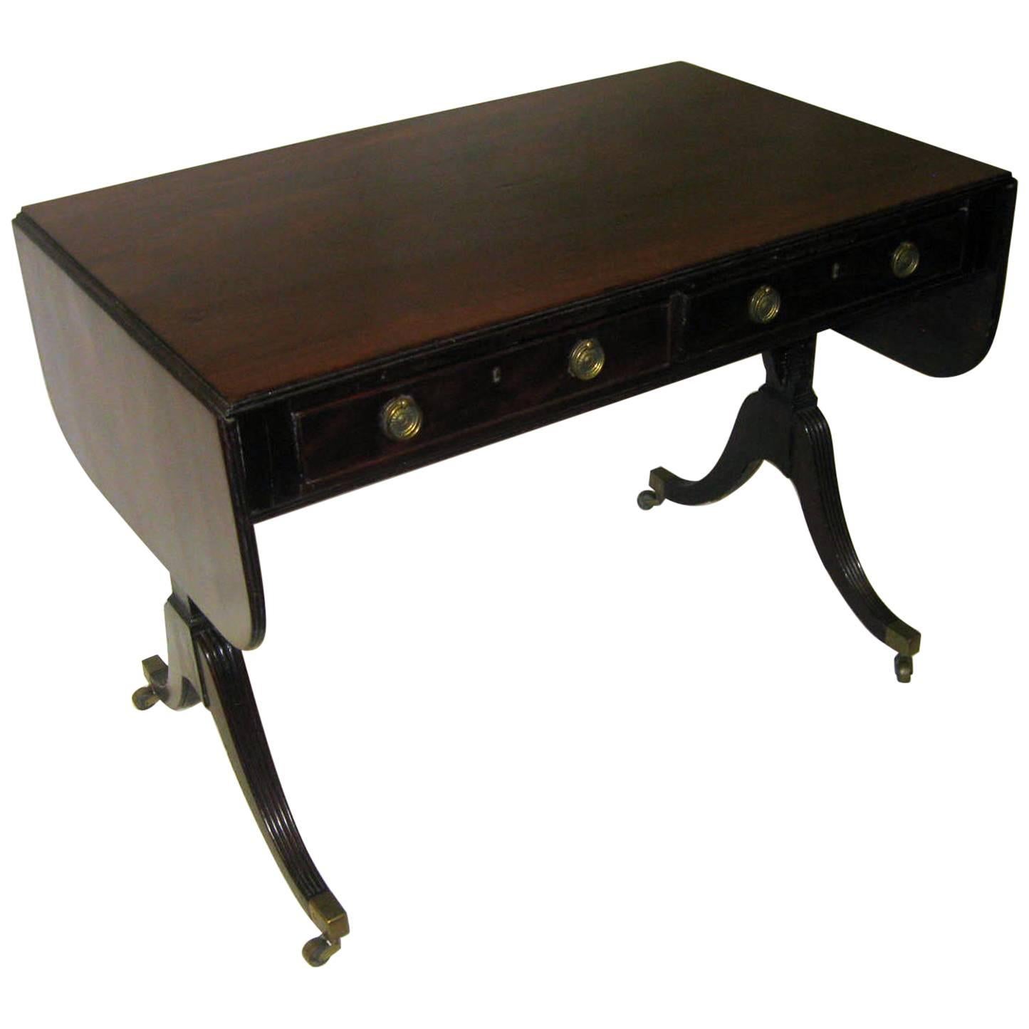 Table de canapé de style Régence en acajou du XIXe siècle