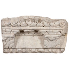 Frammento di cornicione romano in pietra, circa 200 a.C.