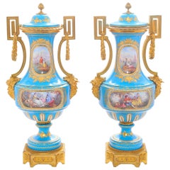 Paire de vases classiques « Sèvres » du XIXe siècle