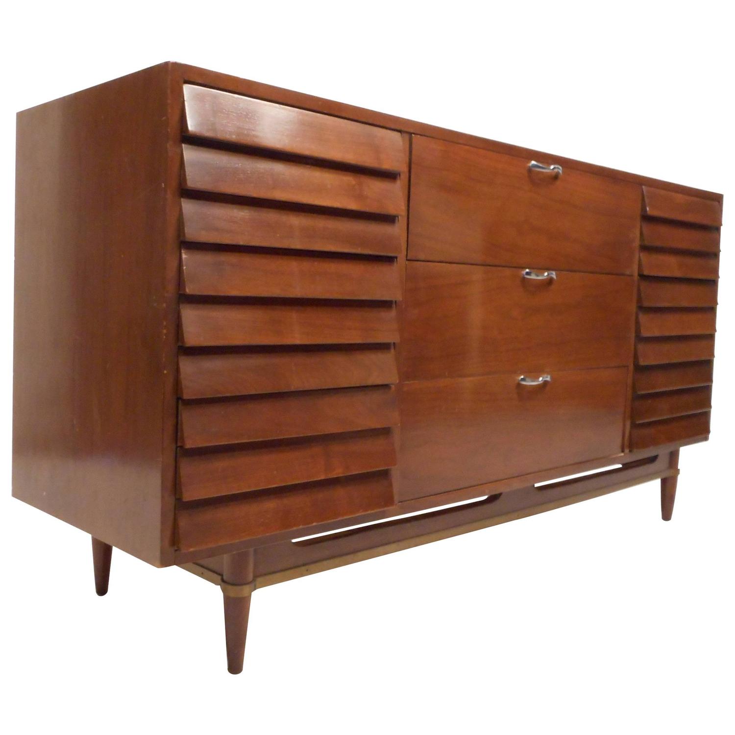 MidCentury Modern Walnut Dresser by American of Martinsville For Sale at 1stdibs