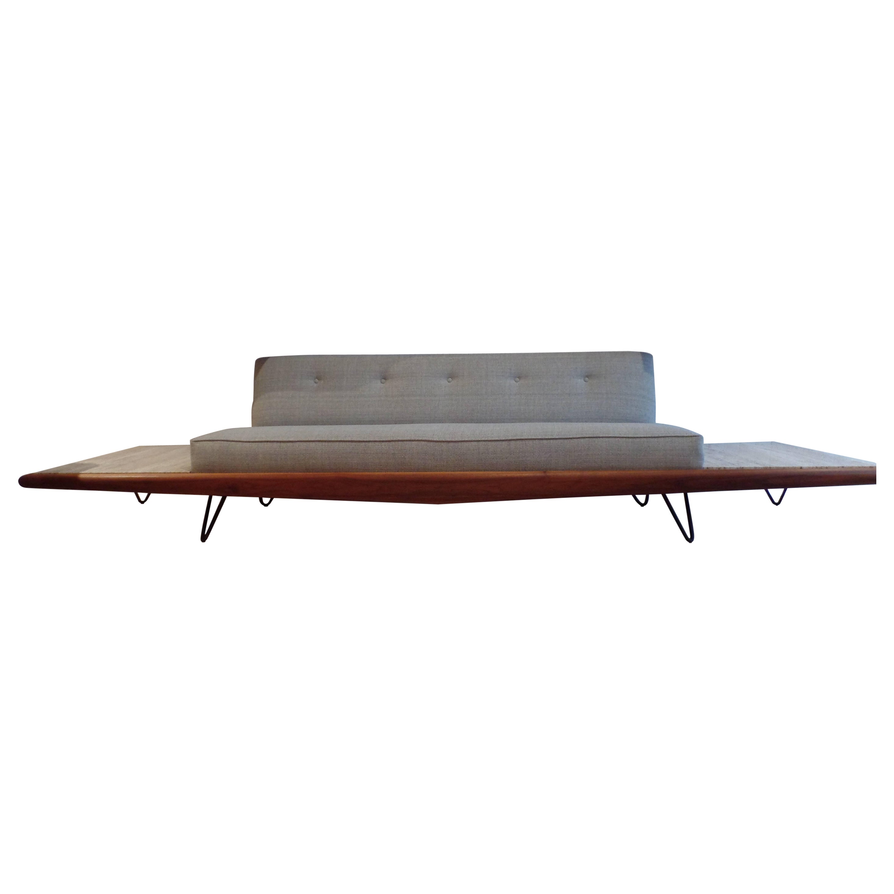 Seltenes Adrian Pearsall-Sofa mit Beistelltischen und Beistelltischen, ausgestellt auf Habitat 67, Expo 67