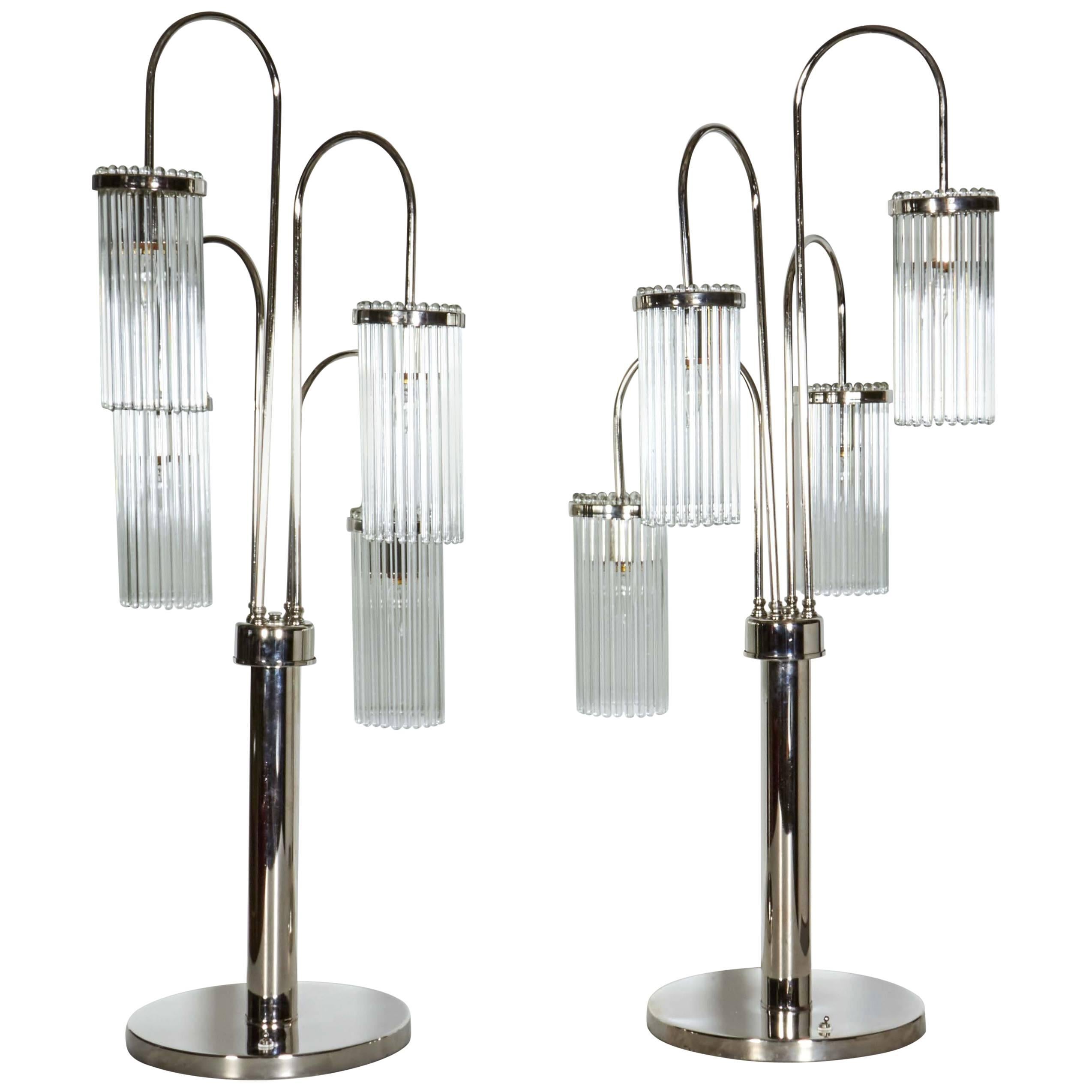 Großes Paar modernistischer Tischlampen aus poliertem Nickel und Glasstäben