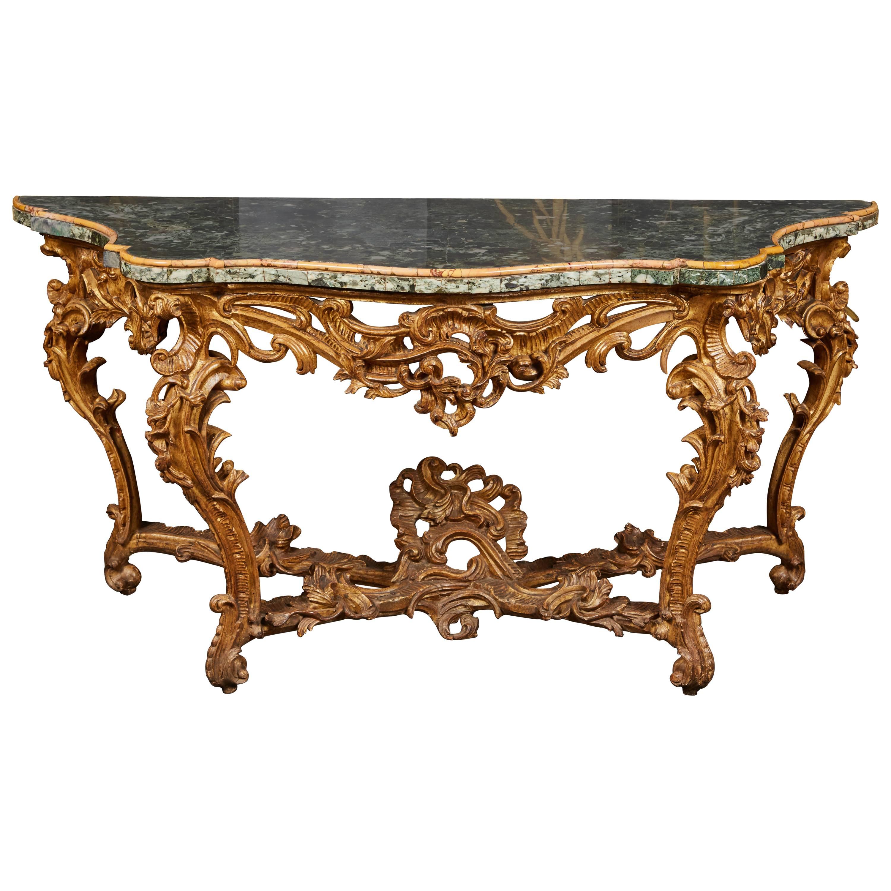 Grande console rococo italienne du milieu du XVIIIe siècle en bois doré avec plateau en marbre vert