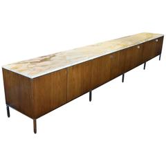 Extrêmement rare Florence Knoll Monumental 13 Foot Marble Top:: Walnut Credenza