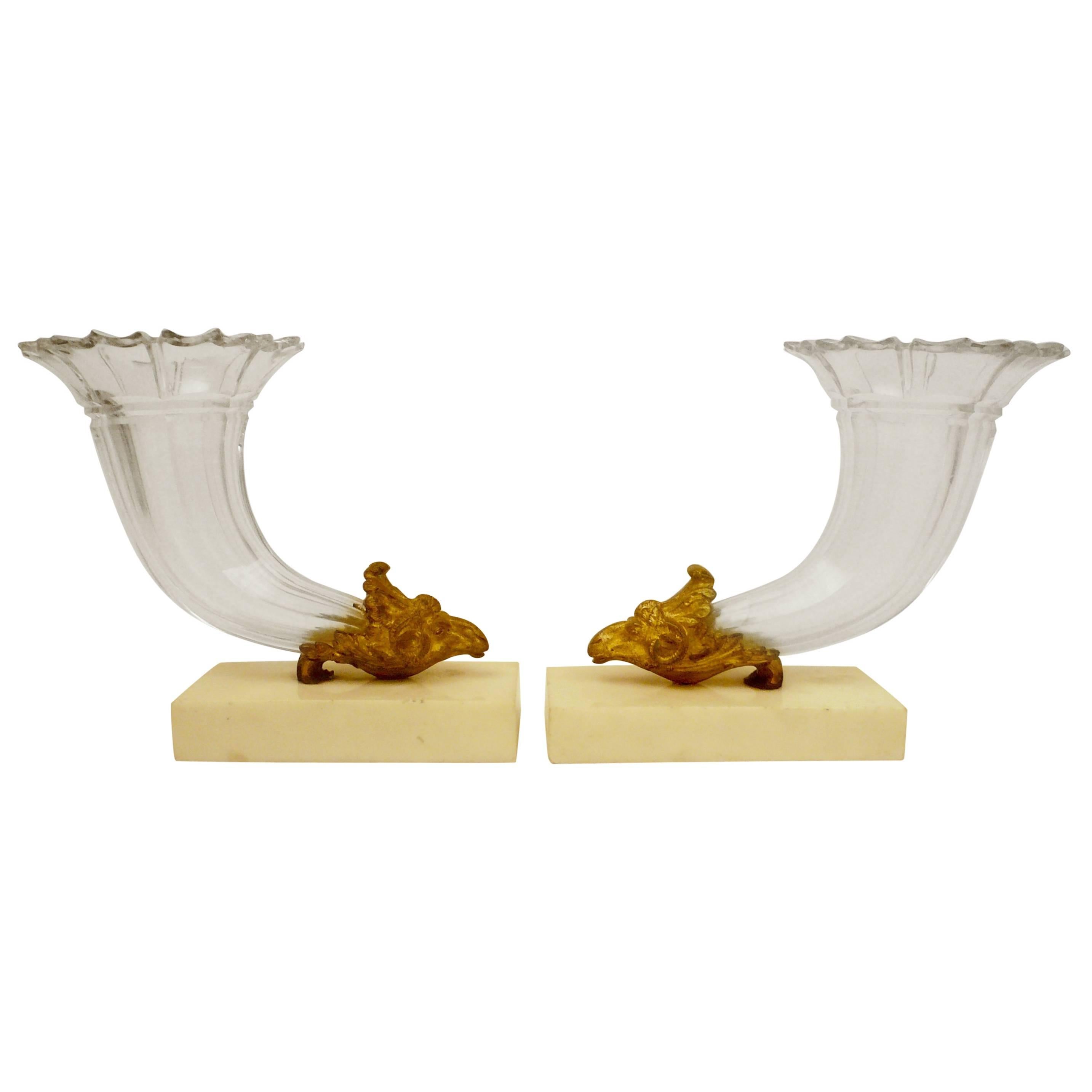 Paire de vases corne d'abondance en bronze doré et cristal taillé du 19ème siècle sur socles en marbre