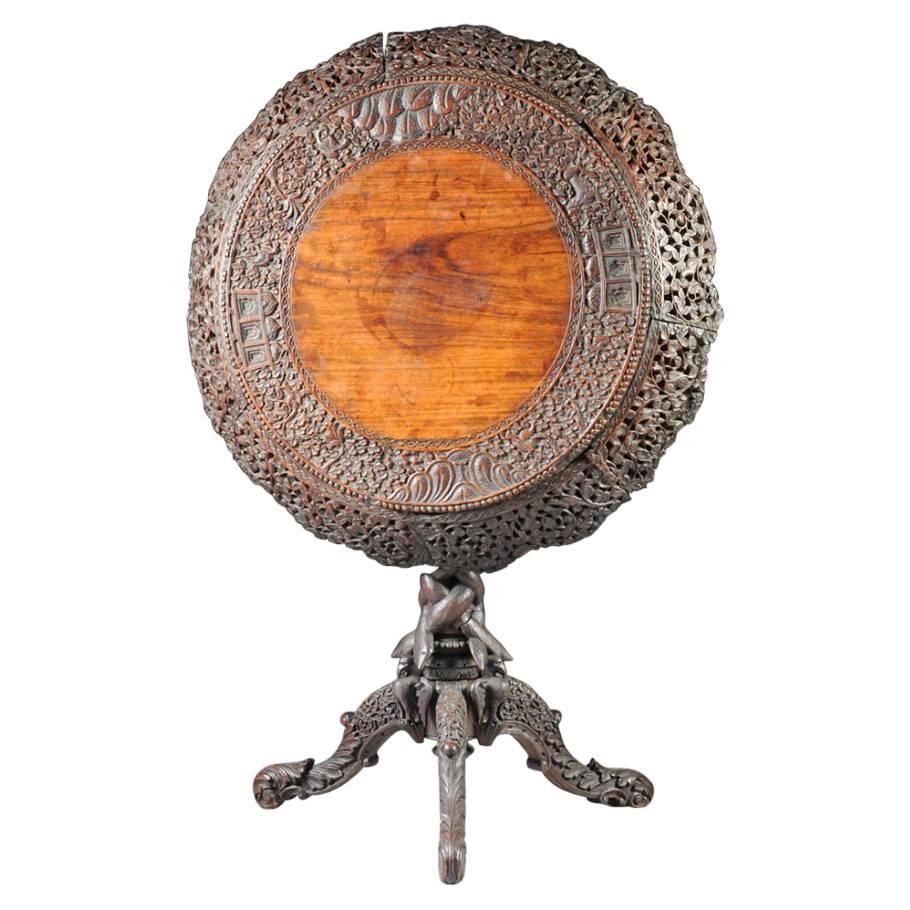 Table anglo-indienne à plateau basculant rond fortement sculpté, milieu du 19ème siècle en vente