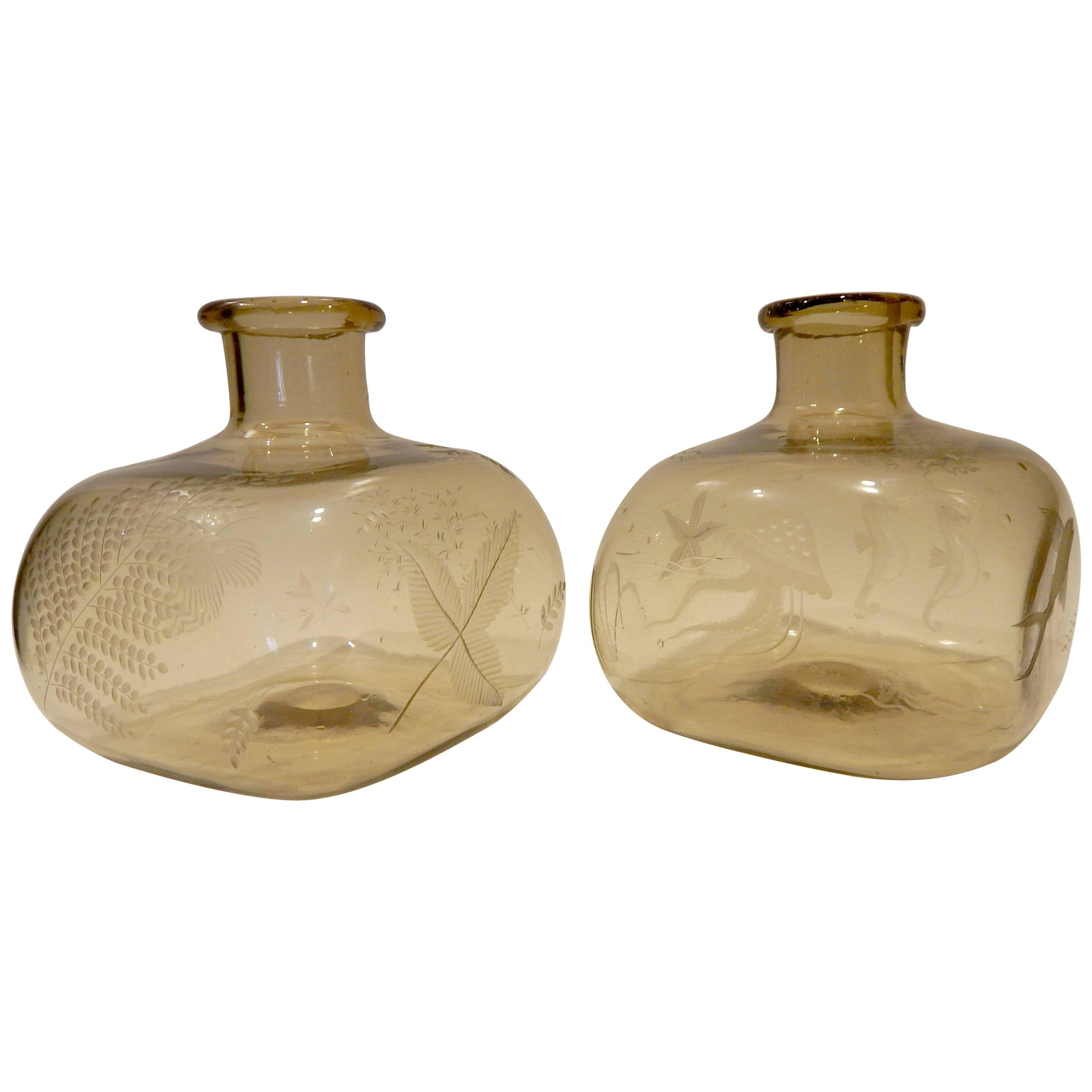 Grande paire de vases rares en verre soufflé de style moderne, années 1940, motifs aquatiques et floraux en vente