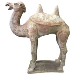Grande figurine en terre cuite de style chinois de la dynastie Han représentant un camel