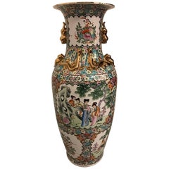 Vaso in porcellana a forma di palazzo con motivo floreale e accenti dorati