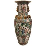 Vase de taille palais à motifs floraux et accents dorés