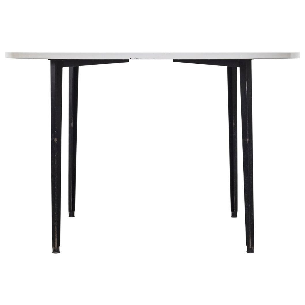 Friso Kramer Runder „Reform“ Industrietisch mit weißer Platte und schwarzen Metallbeinen