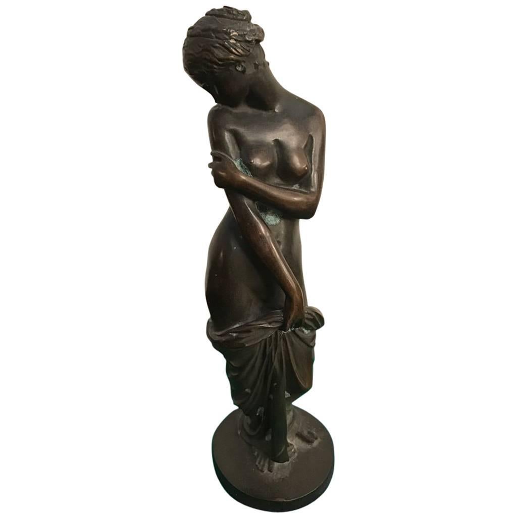 Sculpture en bronze d'une femme nue debout en vente