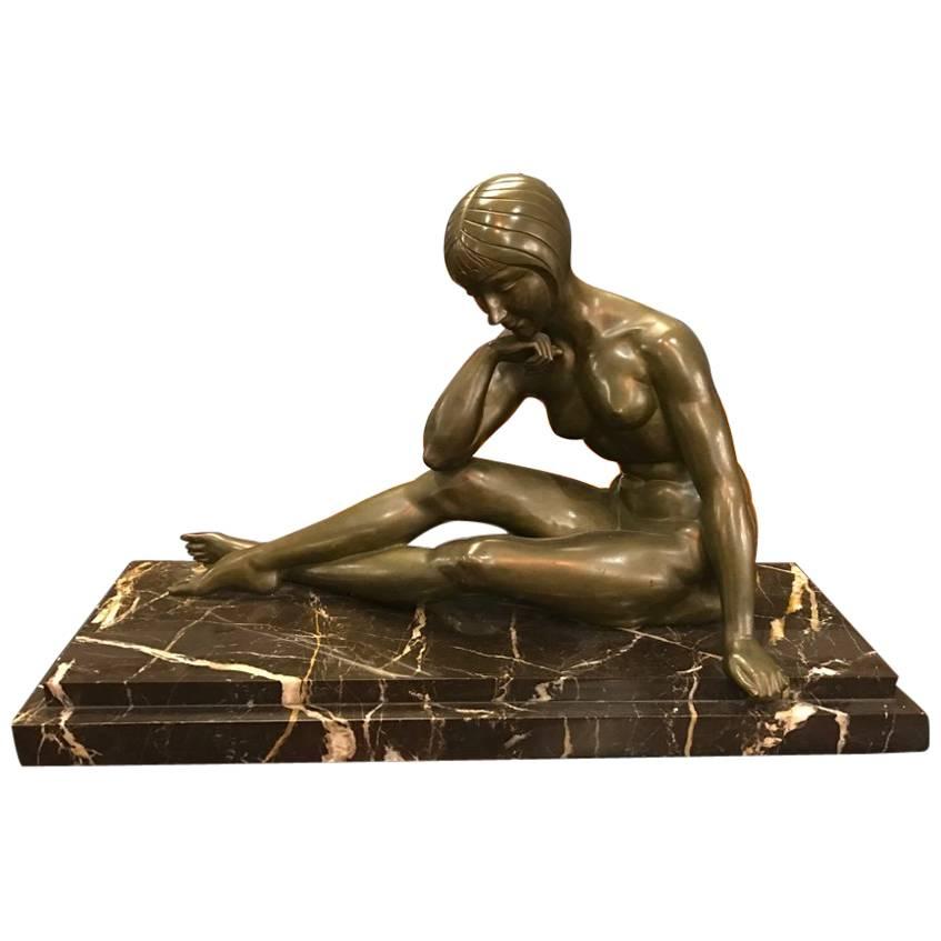 Sculpture française Art Déco en bronze signée représentant une femme nue assise