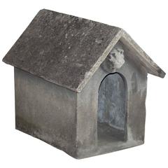Vieille maison de chien en pierre