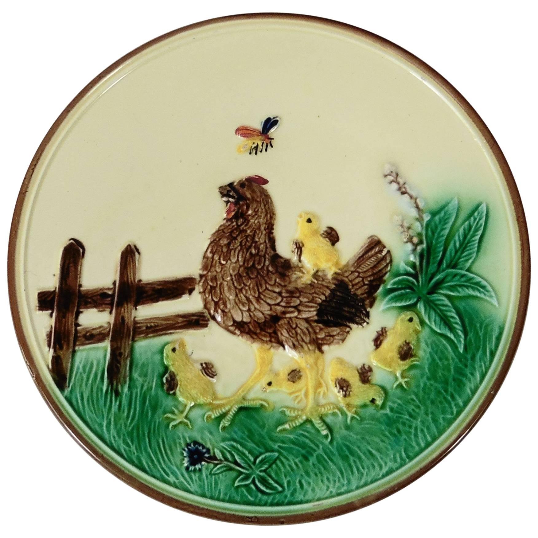 Piatto da parete in maiolica tedesca con gallina e pulcini, 1900 circa