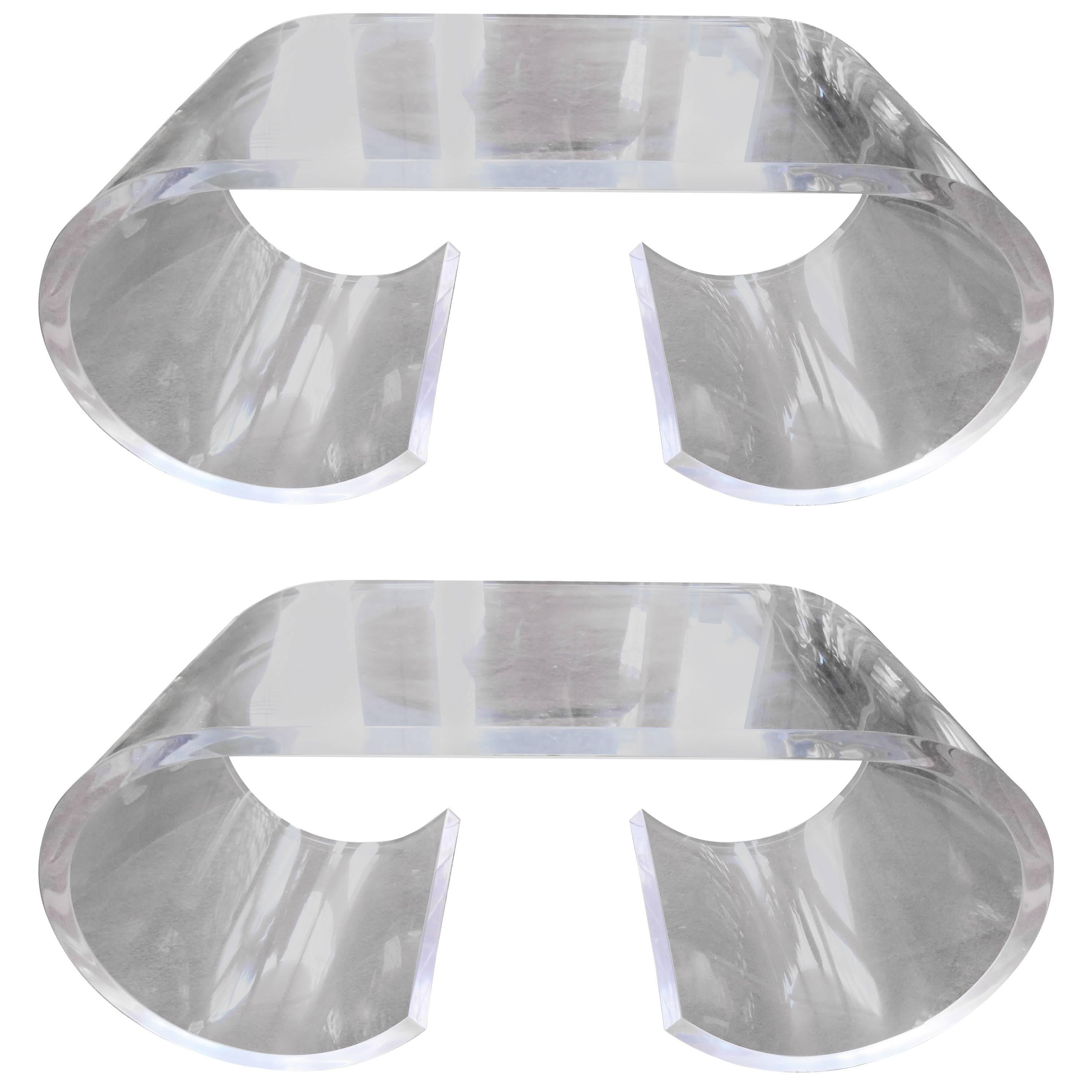 Paire de tables basses à cocktail en lucite épaisse à volutes, style Karl Springer, 1970 en vente