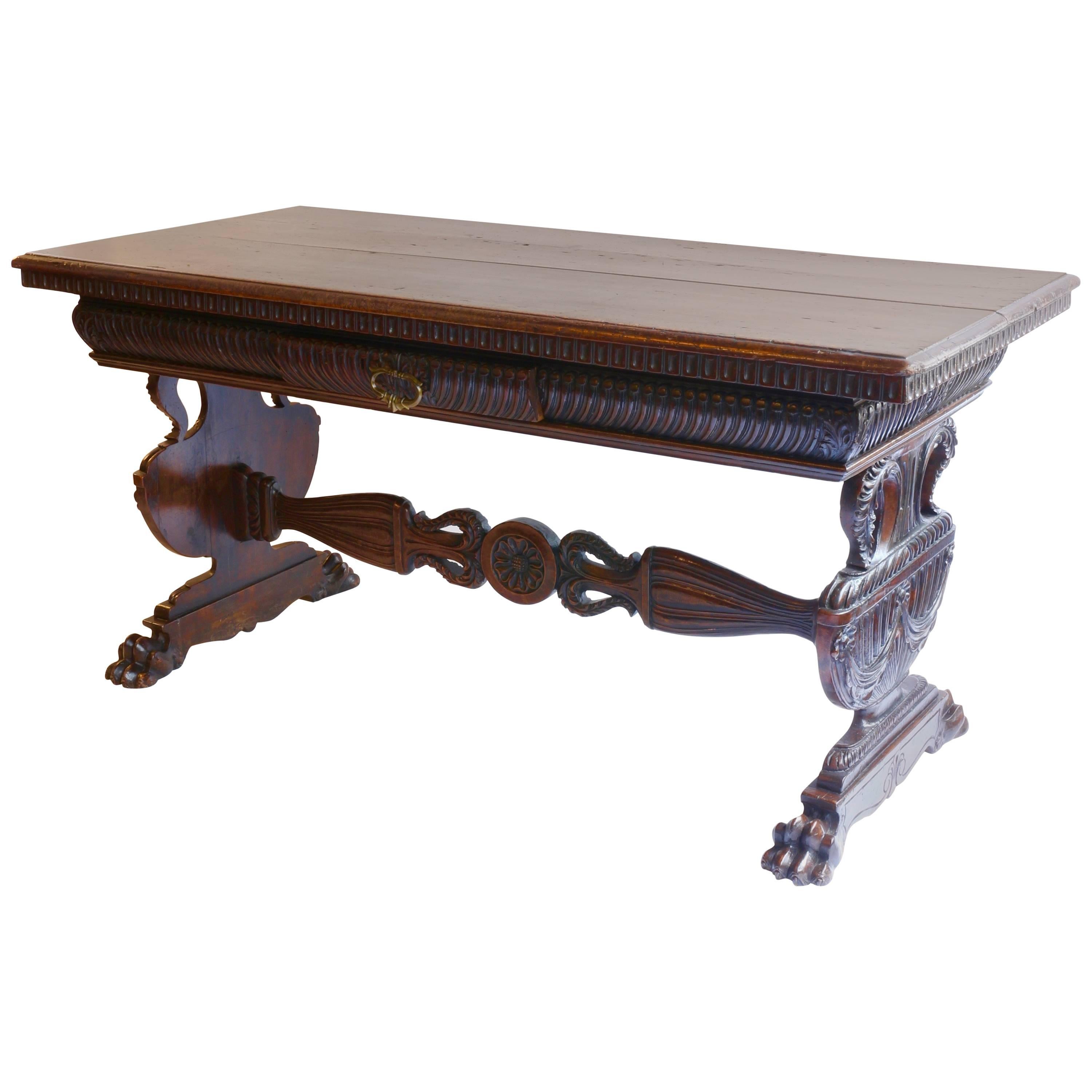 Early 18th Century Table in Walnut, Florence, Tuscany, Italy For Sale