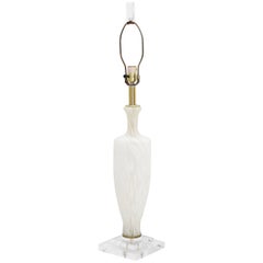 Grande lampe de bureau Bauer à vase en verre dépoli et laiton Lucite, mi-siècle moderne