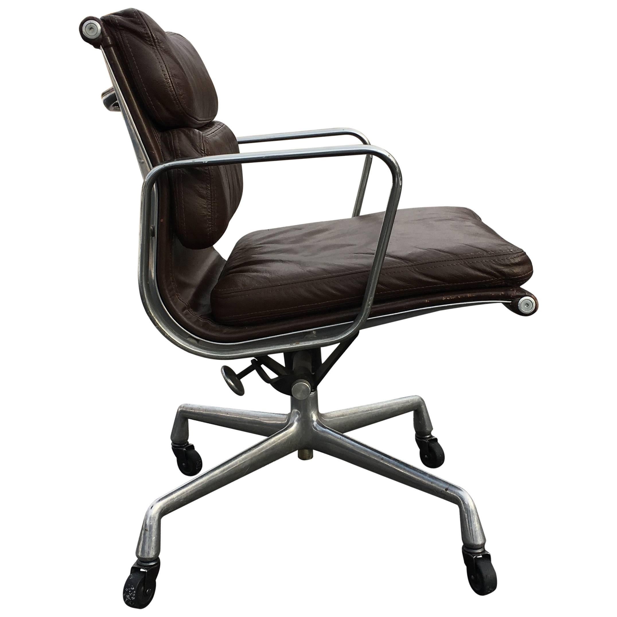 1970s Herman Miller Eames Soft Pad Management Desk Chair For Sale at